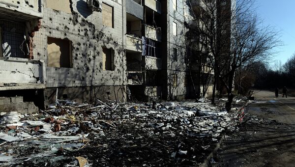 Здание подвергшееся обстрелу украинской армией в Донецке. Архивное фото Здание подвергшееся обстрелу украинской армией в Донецке. Архивное фото