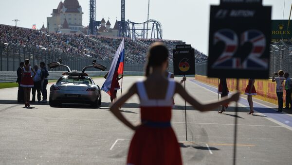 Перед началом гонки на российском этапе чемпионата мира по кольцевым автогонкам в классе Формула-1 Перед началом гонки на российском этапе чемпионата мира по кольцевым автогонкам в классе Формула-1