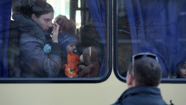 Беженцы в салоне автобуса. Архивное фото Беженцы в салоне автобуса. Архивное фото