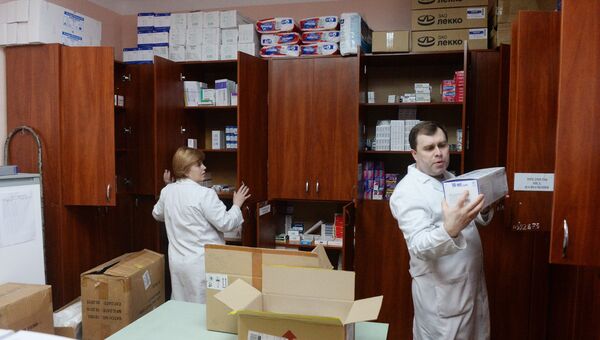 Врач 1-й городской больницы Донецка показывает лекарства, полученные с гуманитарным конвоем МЧС РФ. Архивное фото Врач 1-й городской больницы Донецка показывает лекарства, полученные с гуманитарным конвоем МЧС РФ. Архивное фото