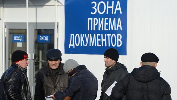 Посетители многофункционального миграционного центра в Москве. Архивное фото Посетители многофункционального миграционного центра в Москве. Архивное фото