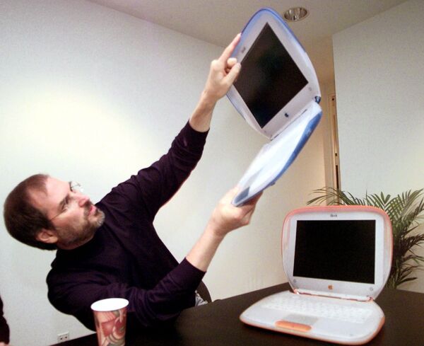 Стив Джобс и ноутбук iBook. 1999 год Стив Джобс и ноутбук iBook. 1999 год