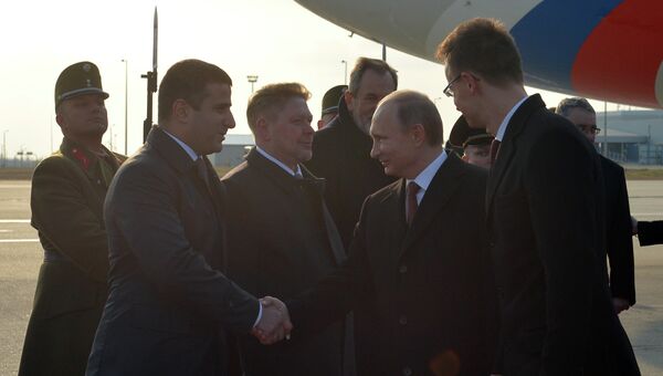 Президент России Владимир Путин во время церемонии встречи в аэропорту имени Ференца Листа в Будапеште Президент России Владимир Путин во время церемонии встречи в аэропорту имени Ференца Листа в Будапеште