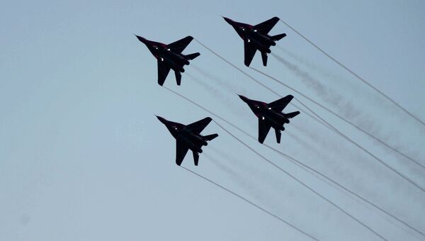 Истребители Миг-29 пилотажной группы ВВС России Стрижи выступают на параде, посвященном 70-летию освобождения Белграда от немецко-фашистских захватчиков Истребители Миг-29 пилотажной группы ВВС России Стрижи выступают на параде, посвященном 70-летию освобождения Белграда от немецко-фашистских захватчиков