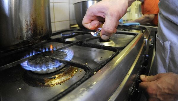 Мужчина готовит на газовой плите. Архивное фото Мужчина готовит на газовой плите. Архивное фото