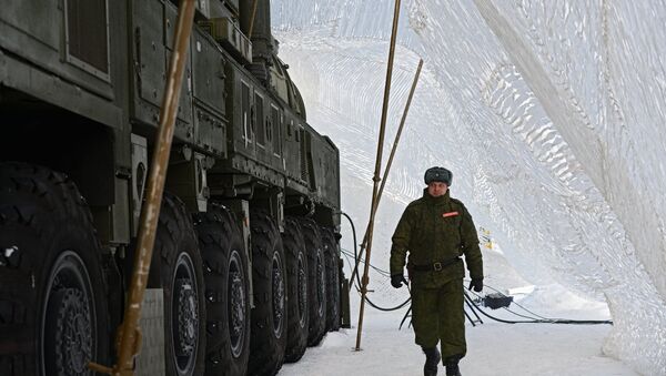 Военнослужащий РВСН у МБР РС-24 Ярс. Архивное фото Военнослужащий РВСН у МБР РС-24 Ярс. Архивное фото