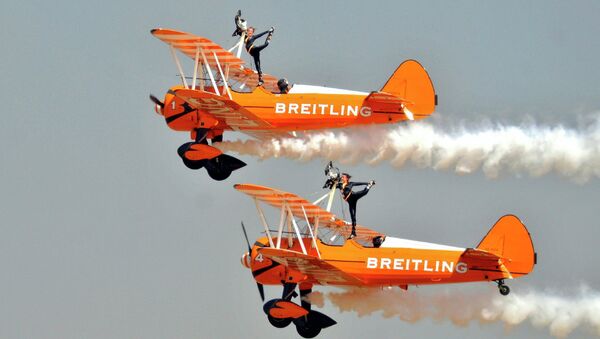 Британская аэробатическая пилотажная группа Breitling Wingwalkers на авиасалоне Aero India-2015 в Бангалоре, Индия Британская аэробатическая пилотажная группа Breitling Wingwalkers на авиасалоне Aero India-2015 в Бангалоре, Индия