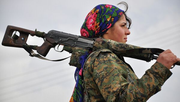 Женщина из курдского отряда YPJ в тренировочном лагере недалеко от сирийско-турецкой границы. Архивное фото Женщина из курдского отряда YPJ в тренировочном лагере недалеко от сирийско-турецкой границы. Архивное фото