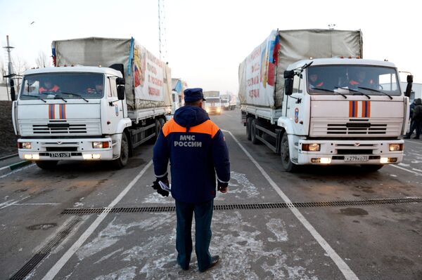 Грузовые автомобили с российской гуманитарной помощью для жителей Донбасса на КПП Донецк Грузовые автомобили с российской гуманитарной помощью для жителей Донбасса на КПП Донецк