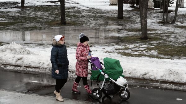 Прохожие в парке Музеон в Москве Прохожие в парке Музеон в Москве