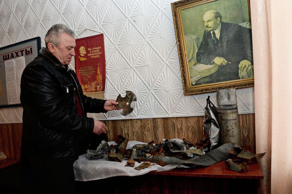 Осколки снарядов, попавшие в здание шахтоуправления шахты имени С.П. Ткачука в городе Харцызске Осколки снарядов, попавшие в здание шахтоуправления шахты имени С.П. Ткачука в городе Харцызске