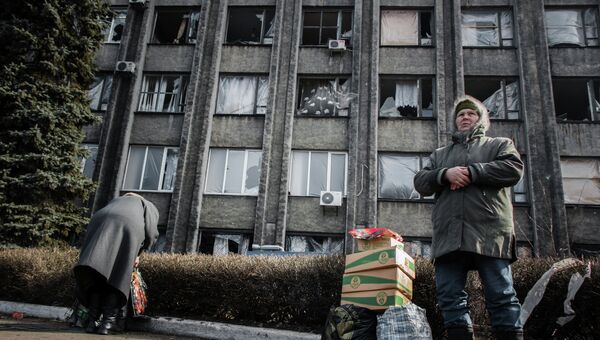 Жители Дебальцево возле комендатуры Донецкой народной республики. Архивное фото Жители Дебальцево возле комендатуры Донецкой народной республики. Архивное фото