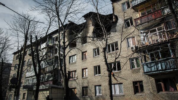 Разрушенный в результате обстрела дом в центре Дебальцево Разрушенный в результате обстрела дом в центре Дебальцево