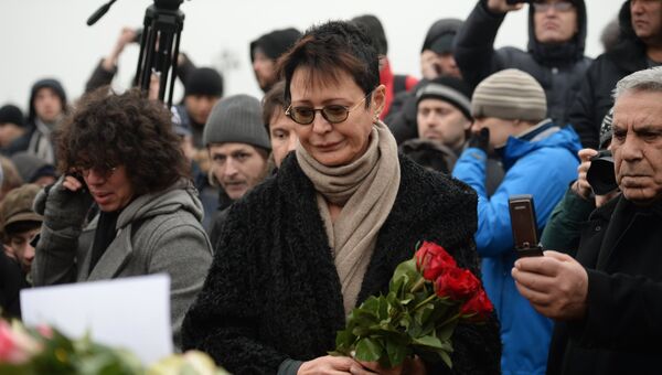Ирина Хакамада возлагает цветы на месте убийства политика Бориса Немцова. Архивное фото Ирина Хакамада возлагает цветы на месте убийства политика Бориса Немцова. Архивное фото