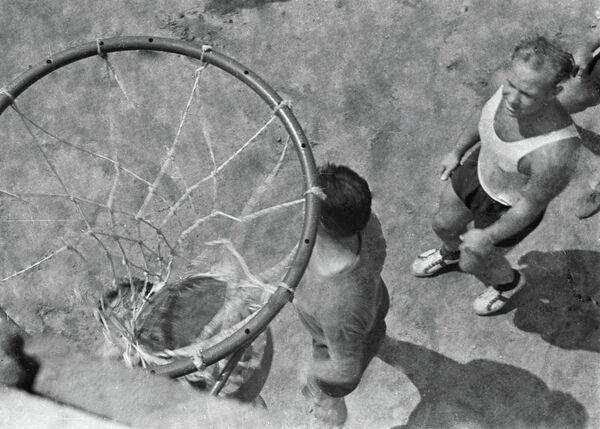 Лётчик-космонавт Алексей Леонов во время игры в баскетбол. 1963 год Лётчик-космонавт Алексей Леонов во время игры в баскетбол. 1963 год