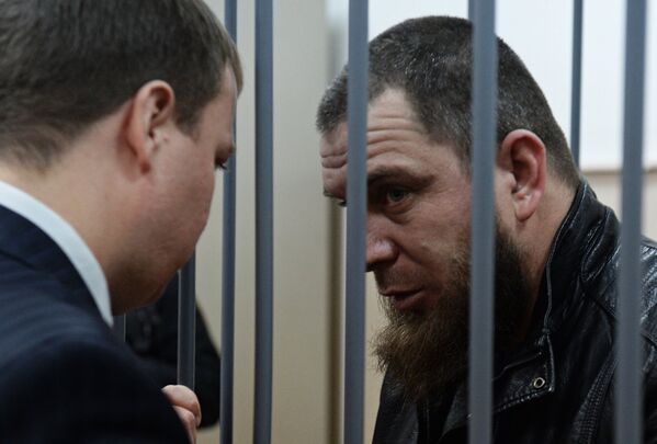 Один из подозреваемых в убийстве политика Бориса Немцова (справа) на заседании Басманного суда в городе Москве Один из подозреваемых в убийстве политика Бориса Немцова (справа) на заседании Басманного суда в городе Москве