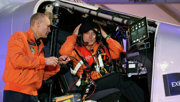 Пилоты самолета Solar Impulse 2 в аэропорту Абу-Даби перед началом кругосветного полета Пилоты самолета Solar Impulse 2 в аэропорту Абу-Даби перед началом кругосветного полета