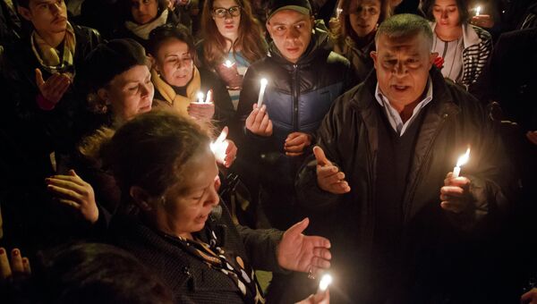 Тунисцы с зажженными свечами у ворот национального музея Туниса. Архивное фото Тунисцы с зажженными свечами у ворот национального музея Туниса. Архивное фото