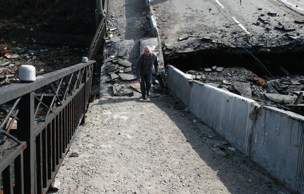 Разрушенный Путиловский мост в городе Донецке Разрушенный Путиловский мост в городе Донецке