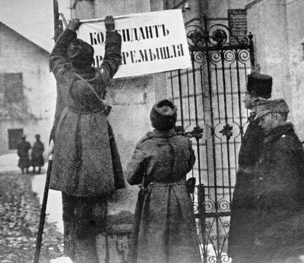 Русские солдаты вешают указатели после взятия Перемышля