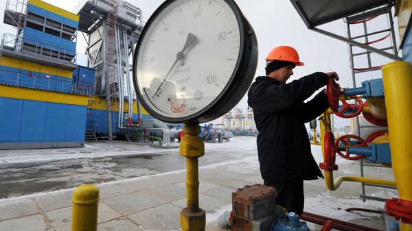 Работник Нафтогаза на газокомпрессорной станции Бобровницкая Черниговской области, Украина. Архивное фото Работник Нафтогаза на газокомпрессорной станции Бобровницкая Черниговской области, Украина. Архивное фото