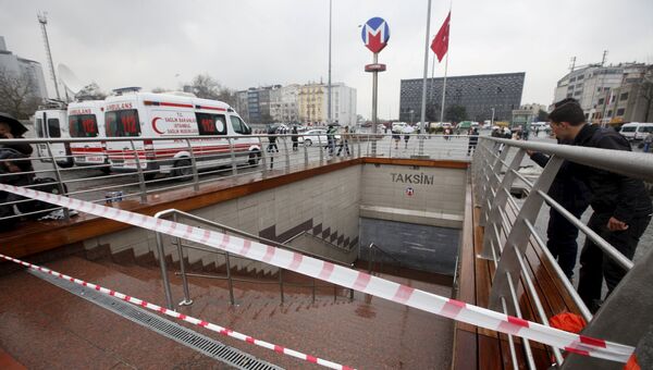 Люди стоят возле закрытой станции метро в Стамбуле во время отключения электроэнергии, Турция Люди стоят возле закрытой станции метро в Стамбуле во время отключения электроэнергии, Турция
