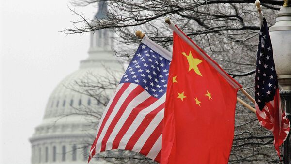 Флаги США и Китая на фоне здания Конгресса США в Вашингтоне Флаги США и Китая на фоне здания Конгресса США в Вашингтоне