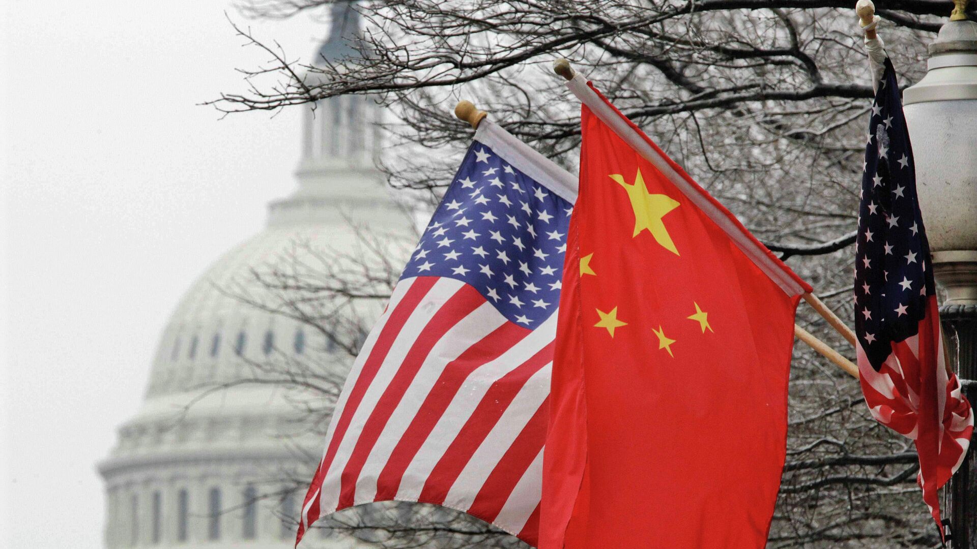Флаги США и Китая на фоне здания Конгресса США в Вашингтоне Флаги США и Китая на фоне здания Конгресса США в Вашингтоне - РИА Новости, 1920, 18.06.2020