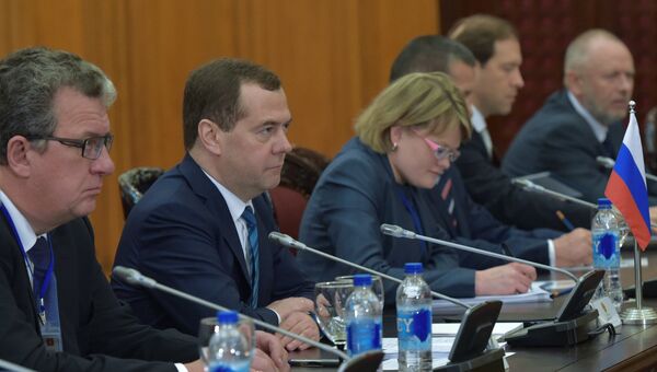 Председатель правительства РФ Дмитрий Медведев во время российско-вьетнамских переговоров в расширенном составе в Ханое, Вьетнам. Архивное фото Председатель правительства РФ Дмитрий Медведев во время российско-вьетнамских переговоров в расширенном составе в Ханое, Вьетнам. Архивное фото