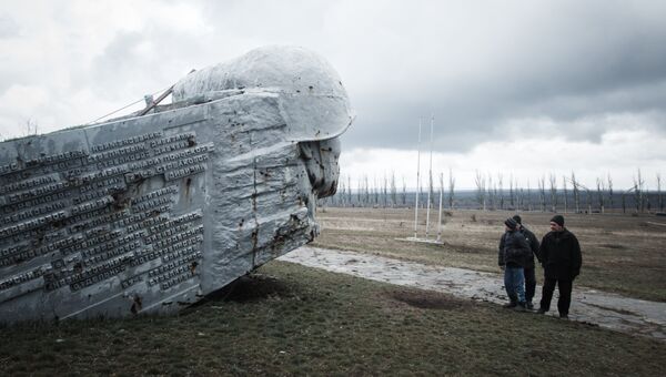 Жители самопровозглашенной Донецкой народной республики у мемориального комплекса Саур-Могила, архивное фото Жители самопровозглашенной Донецкой народной республики у мемориального комплекса Саур-Могила, архивное фото
