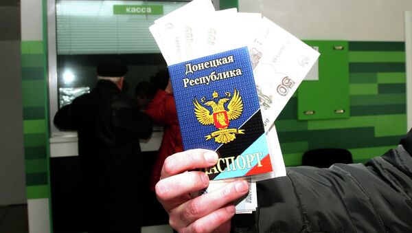 Жители ДНР получают пенсии в рублях в Центральном Республиканском банке. Архивное фото Жители ДНР получают пенсии в рублях в Центральном Республиканском банке. Архивное фото