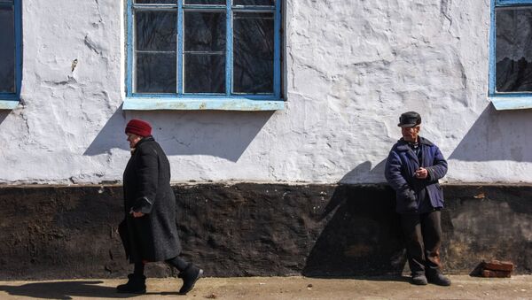 Местные жители в деревне недалеко от Углегорска. Архивное фото Местные жители в деревне недалеко от Углегорска. Архивное фото