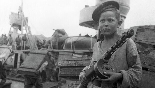 Юнга Боря Кулешин награжден орденом Красной Звезды. Лидер эскадренных миноносцев Ташкент. Севастополь Юнга Боря Кулешин награжден орденом Красной Звезды. Лидер эскадренных миноносцев Ташкент. Севастополь