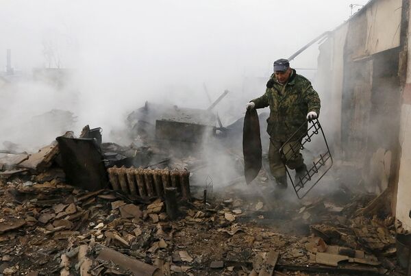Житель поселка Шира в Хакасии разбирает металлолом в своем доме после разрушительных пожаров. Апрель 2015 Житель поселка Шира в Хакасии разбирает металлолом в своем доме после разрушительных пожаров. Апрель 2015