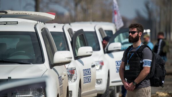 Наблюдатель ОБСЕ недалеко от аэропорта в Донецке. Архивное фото Наблюдатель ОБСЕ недалеко от аэропорта в Донецке. Архивное фото