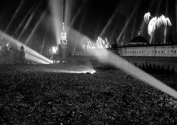 Салют Победы на Красной площади. 9 мая 1945 года