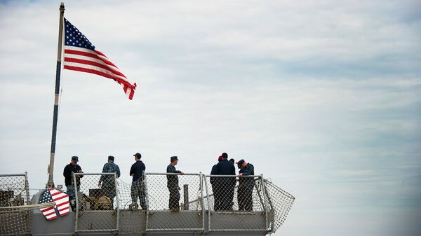 Моряки на корме американского эсминца класса Арли Берк. Архивное фото Моряки на корме американского эсминца класса Арли Берк. Архивное фото