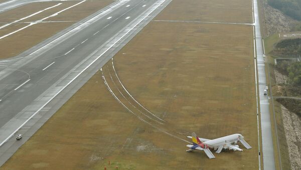 Самолет авиакомпании Asiana Airlines съехал со взлетно-посадочной полосы после приземления в аэропорту Хиросимы Самолет авиакомпании Asiana Airlines съехал со взлетно-посадочной полосы после приземления в аэропорту Хиросимы
