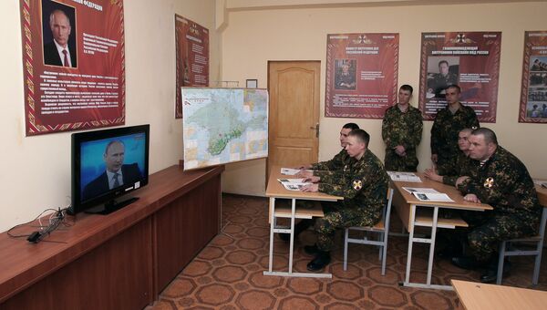 Военнослужащие разветотряда Русь ВВ МВД России смотрят трансляцию Прямой линии с Владимиром Путиным Военнослужащие разветотряда Русь ВВ МВД России смотрят трансляцию Прямой линии с Владимиром Путиным