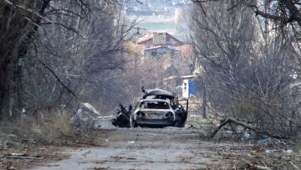 Обстреленный автомобиль с журналистами у населенного пункта Пески в пригороде Донецка. Архивное фото Обстреленный автомобиль с журналистами у населенного пункта Пески в пригороде Донецка. Архивное фото