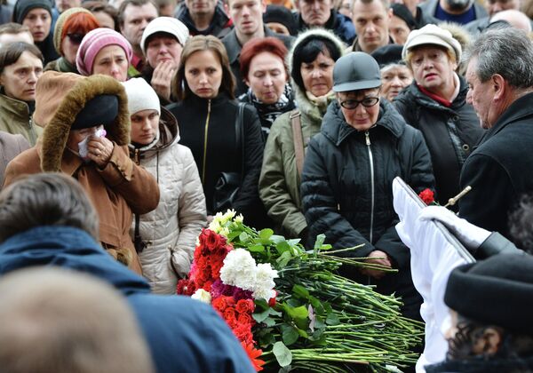 Жители Киева прощаются с журналистом Олесем Бузиной Жители Киева прощаются с журналистом Олесем Бузиной
