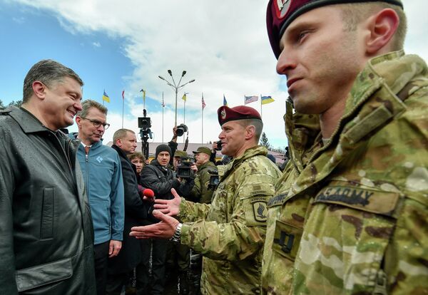 Президент Украины Петр Порошенко вместе с десантниками 173-й бригады армии США Президент Украины Петр Порошенко вместе с десантниками 173-й бригады армии США