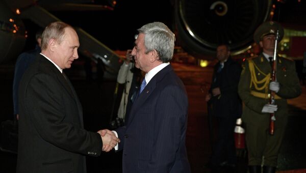 Президент России Владимир Путин (слева) и президент Армении Серж Саргсян в аэропорту Еревана Звартноц. Президент России Владимир Путин (слева) и президент Армении Серж Саргсян в аэропорту Еревана Звартноц.