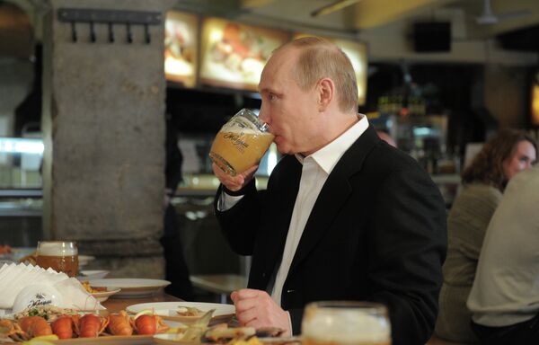 Председатель правительства РФ Владимир Путин во время посещения пивного бара Жигули Председатель правительства РФ Владимир Путин во время посещения пивного бара Жигули