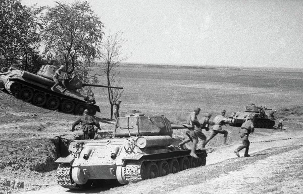 Советские танкисты и пехотинцы ведут бой на подступах к Вене