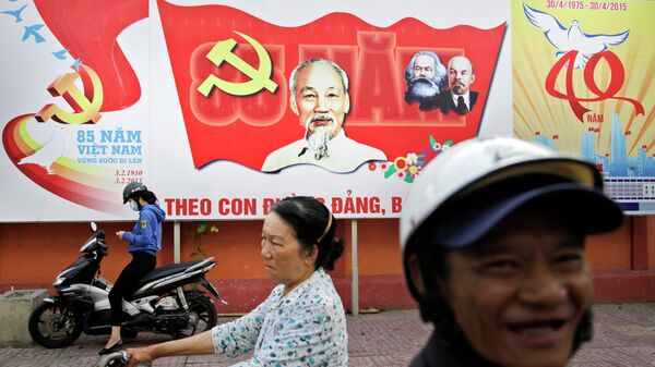 Баннер с изображением Хо Ши Мина, Карла Маркса и Владимира Ленина на улице Хошимина, Вьетнам