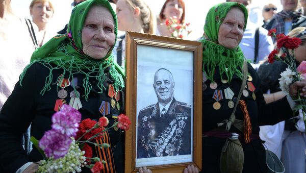 Ветераны Великой Отечественной войны с портретом маршала Георгия Жукова в парке Вечной Славы в Киеве . Архивное фото Ветераны Великой Отечественной войны с портретом маршала Георгия Жукова в парке Вечной Славы в Киеве . Архивное фото