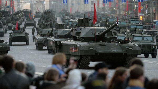 Танки Т-14 на гусеничной платформе Армата во время репетиции военного парада в Москве. Архивное фото Танки Т-14 на гусеничной платформе Армата во время репетиции военного парада в Москве. Архивное фото