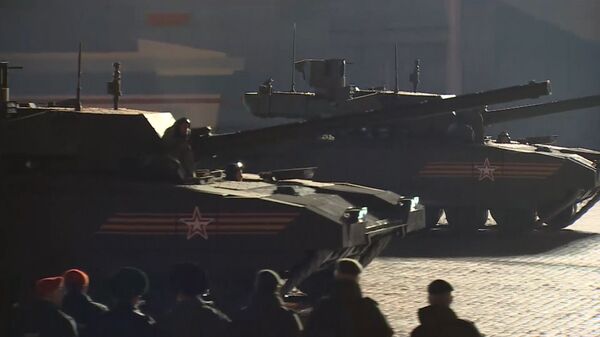 Зрители впервые увидели танк Т-14 Армата на репетиции парада Победы в Москве Зрители впервые увидели танк Т-14 Армата на репетиции парада Победы в Москве