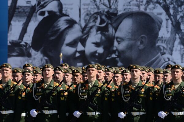 Военнослужащие парадных расчетов во время генеральной репетиции военного парада Военнослужащие парадных расчетов во время генеральной репетиции военного парада